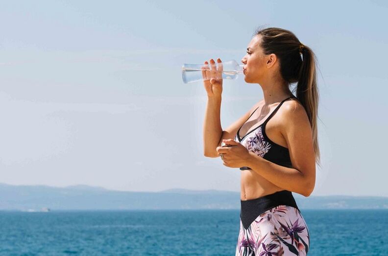 Beba agua pura para bajar de peso.